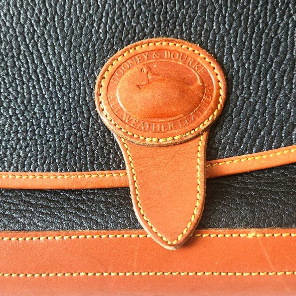 Dooney & Bourke Vintage  "Duck" Black and Tan Shoulder Bag - Picture 3 of 10